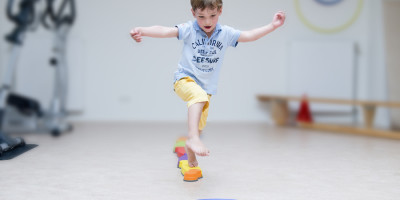 Foto van springend jongetje bij kinderfysiotherapie praktijk Kind & Zo