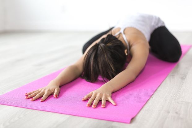 Afbeelding vrouw in Child Pose bij Yin Yoga
